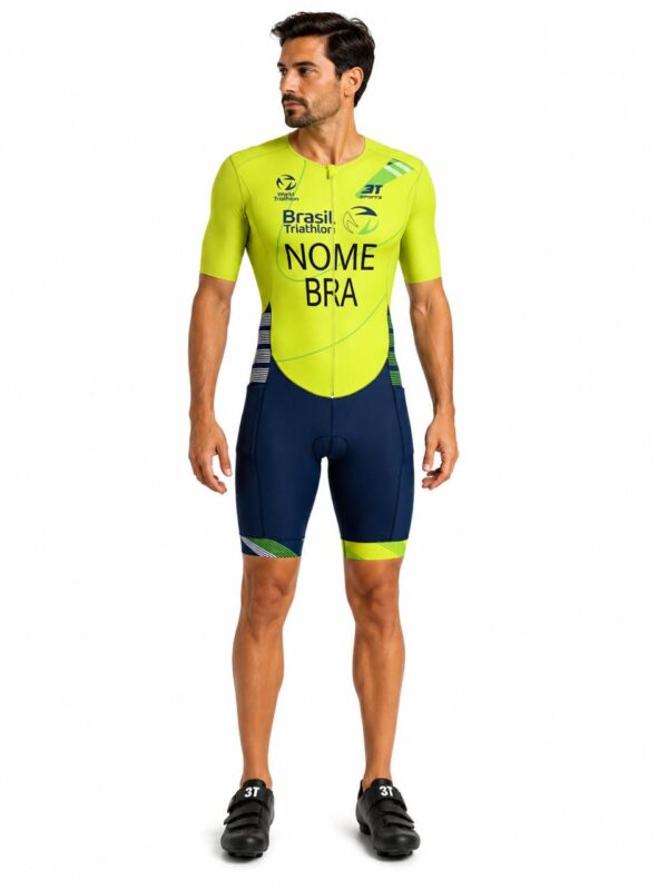 Atleta brasileiro competindo com o novo uniforme CBTri aprovado pela World Triathlon